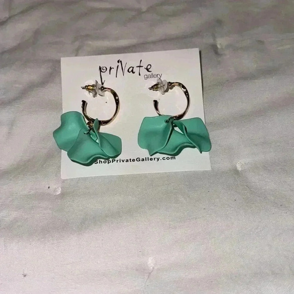 earrings in flower - Picture 1 of 3